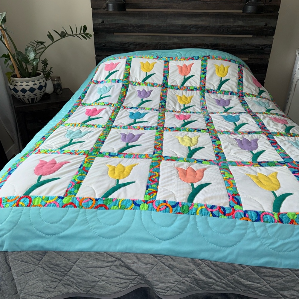 Vintage 1970s patchwork quilt 
popular pattern “Tulip" or "Dutch Tulip 72x77